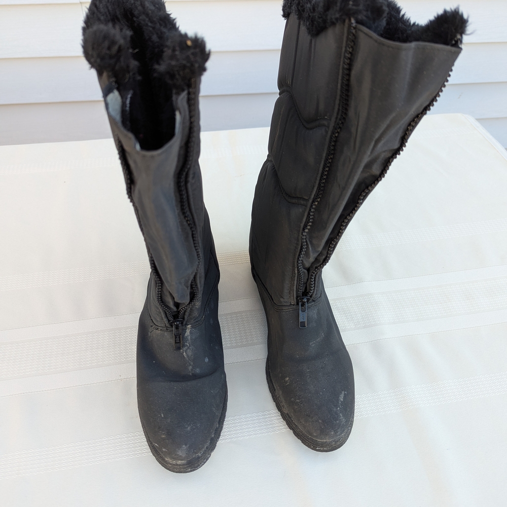 Ladies Black Winter Boots with Front Zipper And Fleece Lining. Size 9
